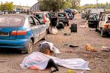 En la zona del ataque, ocupada por tropas rusas, se veían dos hileras de coches con los cristales rotos y varios cuerpos sin vida