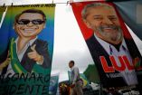 Carteles alusivos a Bolsonaro y Lula en Brasilia.