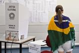 Un mujer vota en Brasilia.