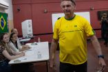 Bolsonaro en el centro de votación.