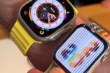 Apple Watch amarillo en muñeca de persona y otro sujetado en la mano