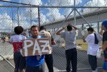venezolanos en muro entre Matamoros y Brownsville