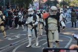Personajes de Star Wars defilando por la CDMX