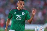 Roberto Alvarado en partido de selección mexicana.