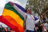 joven y bandera gay