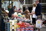  Personas comprando alimentos en una calle de Londres