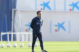 Xavi Hernández dirige el entrenamiento