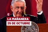 AMLO de traje oscuro y levantando la mano izquierda