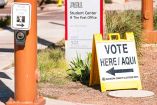 Señalización que lleva a un centro de votación en la Universidad Estatal de Arizona