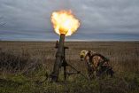 Un miembro de la Guardia Nacional de Ucrania dispara un mortero