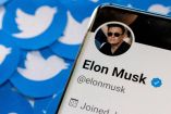 El logo de Twitter al fondo y en primer plano un teléfono con la cuenta de Elon Musk