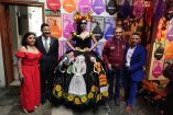 Catrina posa en un negocio de la calle de las novias