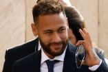 Neymar de traje y saludando