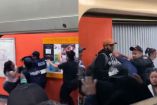 Personas peleando en los pasillos del Metro