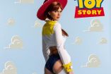 Kendall Jenner con sombrero y chaparreras con short pequeño y logo de Toy Story