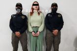Vanessa, amiga de Ariadna Fernanda, detenida y con los ojos tapados