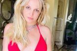 Britney Spears con bikini rojo, cabello despeinado y puerta de fondo