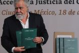 Alejandro Encinas con el informe de la comisión presidencial sobre el caso Ayotzinapa