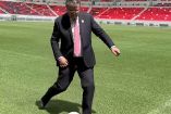 Marcelo Ebrard en el estadio de fútbol Ahmed bin Ali, en Qatar.