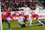 Polonia venció a Chile con anotación de Piatek.