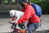 Mujer pasea en bicicleta con su mascota