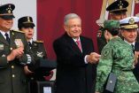 López Obrador al entregar ascenso a mujer militar.
