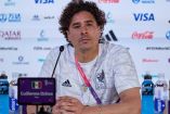 Guillermo Ochoa defendió a Raúl Jiménez.