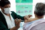 Una persona recibe la vacuna contra la influenza