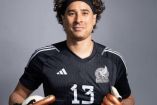 Guillermo Ochoa con playera de Mexico color negro