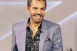 Eugenio Derbez sonriendo con saco gris y camisa negra