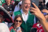 Marcelo Ebrard se toma selfies con aficionados mexicanos
