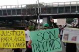 Manifestantes mostrando pancartas