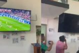 Jóvenes rompen la tele tras el penal de Memo Ochoa