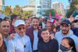 Martí Batres, y el padre Alejandro Solalinde, en la #MarchaDelPueblo.