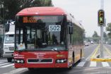 Una unidad del Metrobús CDMX circulando