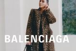 Kim Kardashian con saco animal print y logo de Balenciaga