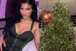 Kylie Jenner con vestido negro escotado y árbol de Navidad
