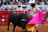 Un torero en una corrida en la Plaza México