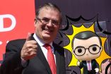 Marcelo Ebrard y un Fuko de él.