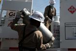 Empleados cargan tanques de Gas Bienestar