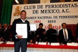 Efrén Argüelles, al recibir el Premio Nacional de Periodismo 2022. Foto: Especial.