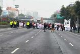 Manifestantes bloquean vialidad