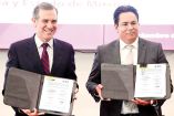 El presidente del INE, Lorenzo Córdova, y Rodrigo G. Paredes, presidente del Instituto Electoral de Coahuila, luego de la firma de un convenio de colaboración entre ambas instituciones. Foto: Especial.