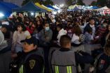 Decenas de personas esperando entrar al Estadio Azteca para el concierto de Bad Bunny