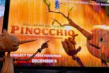 Marioneta de Pinocho y un cartel de la película