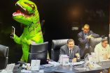 Xóchitl Gálvez se disfraza de dinosaurio y toma tribuna del Senado