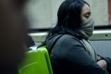 Mujer con cubrebocas en transporte público 