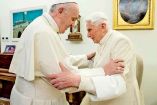 En noviembre de 2020, el papa Francisco (izq.) se reunió con su antecesor, el emérito Benedicto XVI en el Vaticano, para la ceremonia de instalación de 13 cardenales. Foto: Reuters.