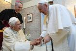 El papa Francisco en reunión con su antecesor, Benedicto XVI. (AFP / Archivo)