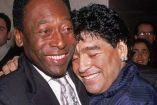Pelé con traje negro abraza a Maradona con camisa azul